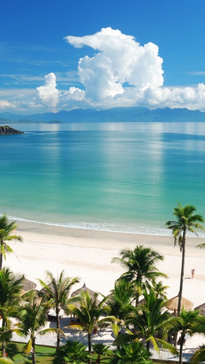 tropicaldestinations: An idyllic tropical island with stretches of crystal white sandy beaches (by 