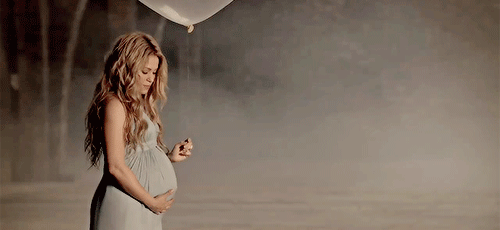  Pregnant Shakira in ”Mi Verdad” music video. 