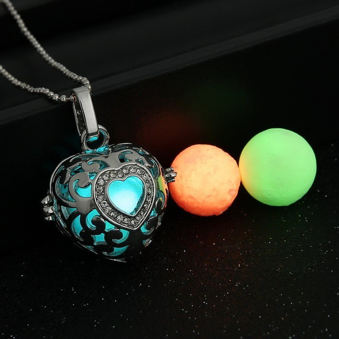 psych2go:  creepitreal666:  fairyoracle:  Glowing Luminous Beads Necklace:  001 //