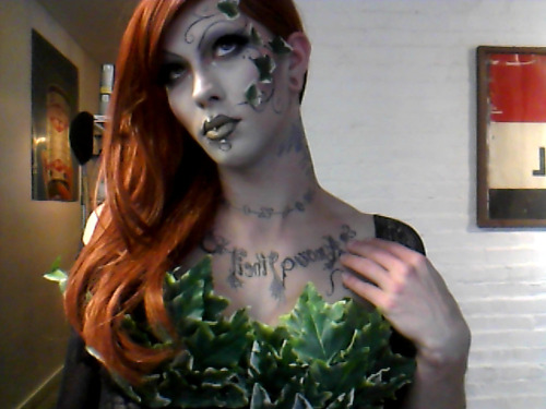 ego-x:  crookedperfections:  guess who’s in drag as Poison Ivy at work..thats right bitches Happy HALLOWEEN  HOLY FUCKING SHIT this is literal perfection *_* 