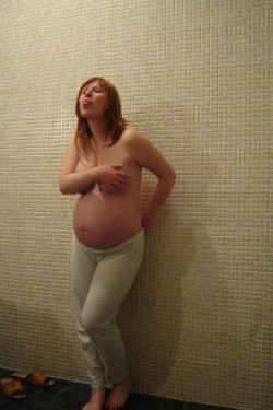 pregnantandnudes:  