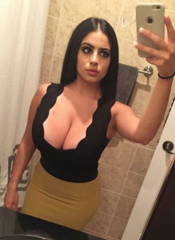 bustychicks2:  Alexa - 4'9" with big,