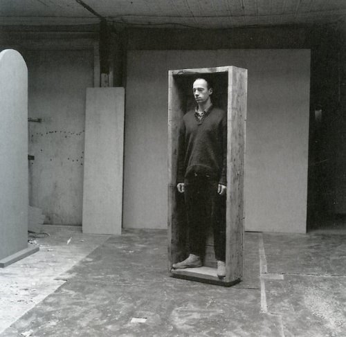 grupaok:Robert Morris, Box for Standing, 1961