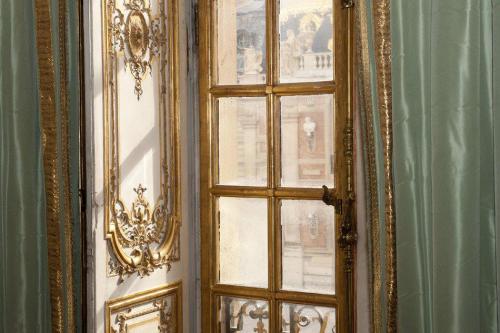 a-l-ancien-regime: Petit appartement du Roi, vue sur la Cour de marbre — at Château de V