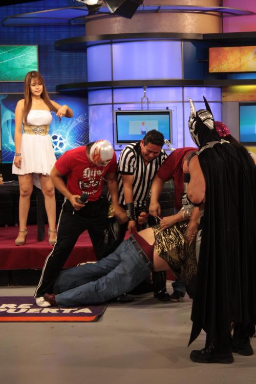 muchowedgie: these pics are from a show called Las noches del futbol where wedgies were gven on regu
