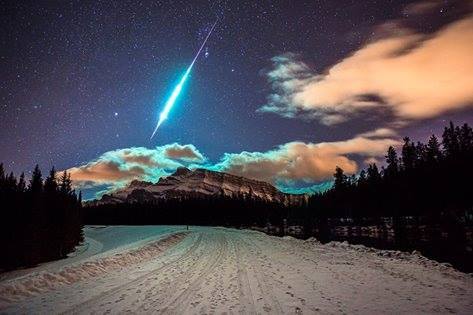 fromquarkstoquasars:An amazing shot of a fireball in the sky above Rundle Mountain, CA.Image credit: