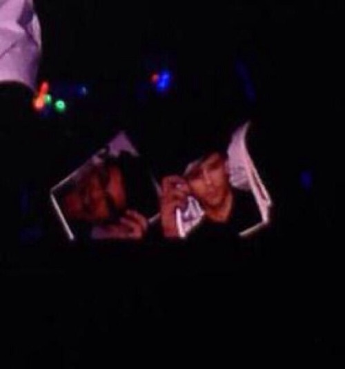 direct-news: Fans holding up pictures of Zayn 03/21/15