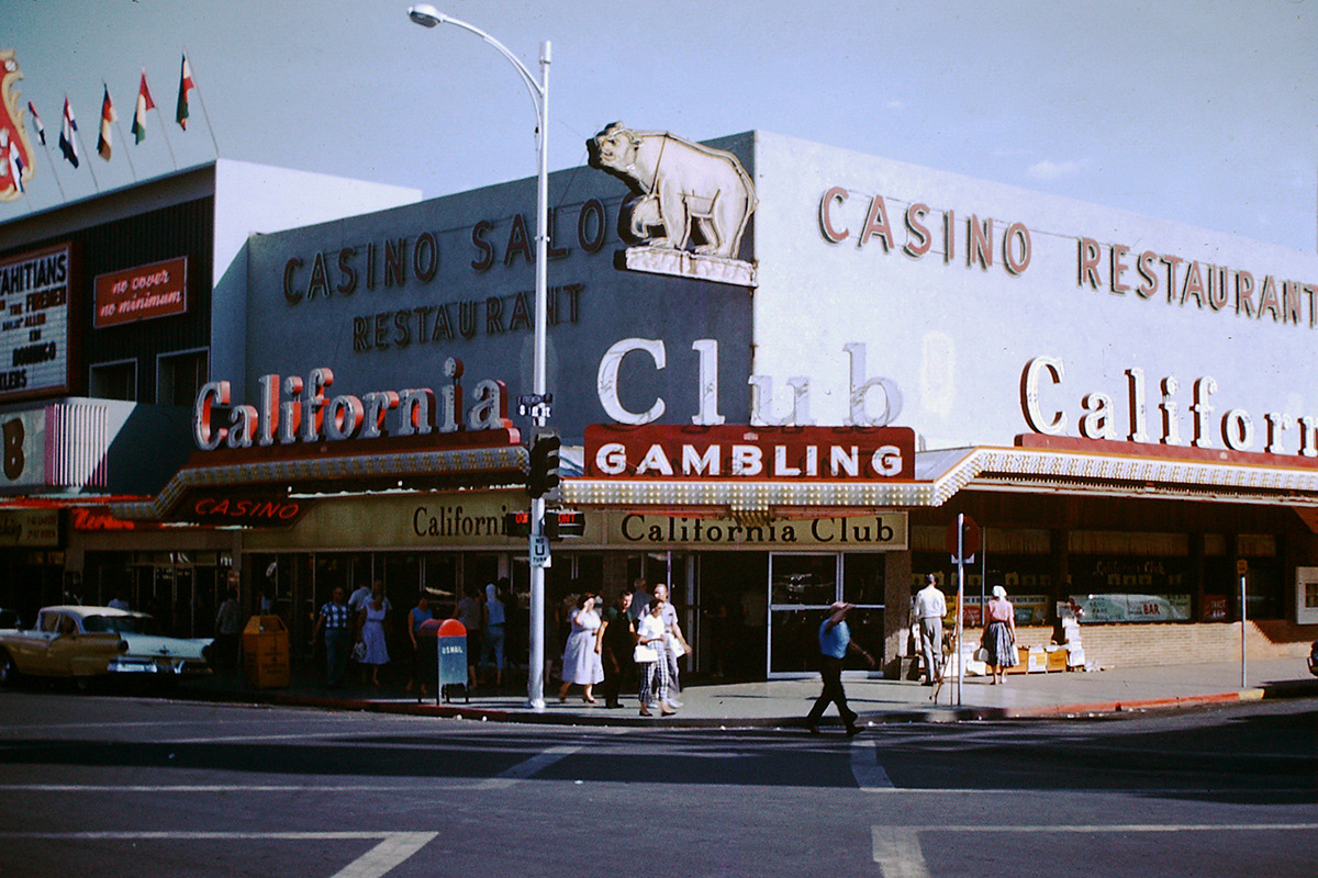 thvintage:  vintagelasvegas:   Downtown Las Vegas c. July 1960 Unknown photographer