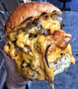 yummyfoooooood: Huge Bacon Cheeseburger with