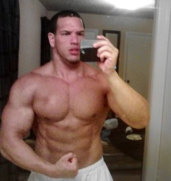 exclusivekiks:  Hot bodybuilder 💋  http://exclusivekiks.tumblr.com/