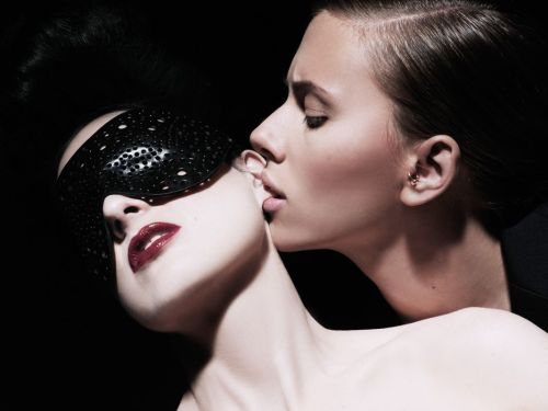 bohemea:Dita Von Teese & Scarlett Johansson - Flaunt by James White, October 2006