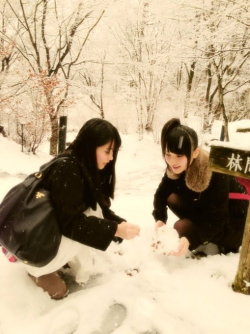 akibeya:  横山由依 - Google+ - じゅりとロケ終わった〜(^^) 最高に楽しかった！！ 雪だるま作った☆﻿  横山由依　高橋朱里