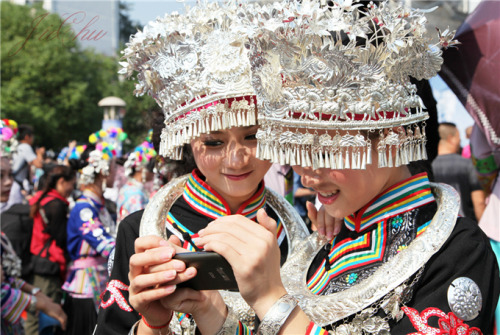  Beautiful Silver Ornaments of the Miao people.  Photography by 龙翔影流 