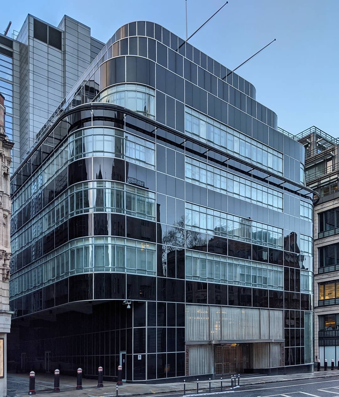 lukasnovo:
“Former Daily Express Building on Fleet Street. It was decorated by a banner boasting “Britain’s most modern building for Britain’s most modern newspaper” when under construction in 1932.⁠
”
Wonderful building, horrible newspaper.