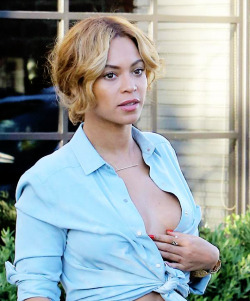 fuckyesbeyonce:  Beyoncé spotted in LA today