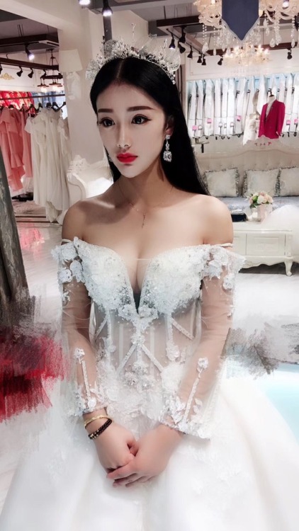 caisini111: 小姊妹明天就要结婚了、好羡慕能吃到大鸡吧了 好正的婚紗，射屏正
