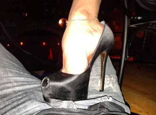 #feetfair #highheels #slave #barefoot #heels #layonheels #toes #footjob #foot #feet #mistress #ladys