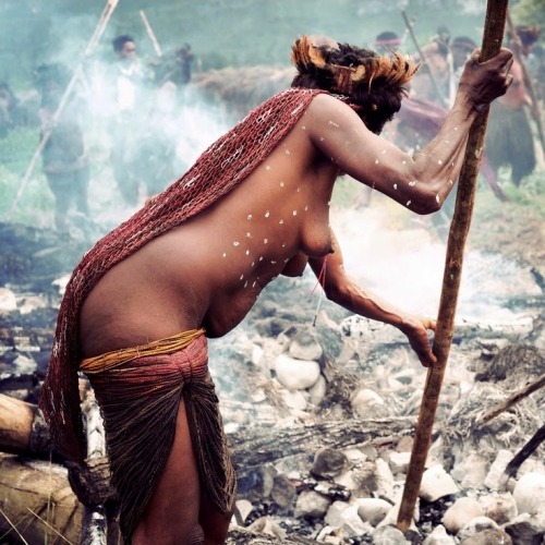 tribalbeauties:Baliem Valley women