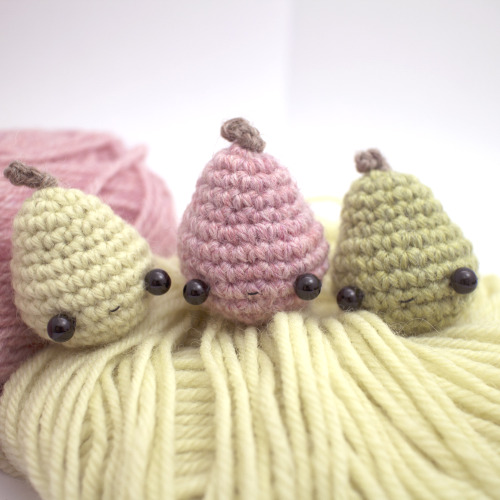 mohustore:amigurumi pear patternHere’s a crochet pattern for some little pears: Keep reading