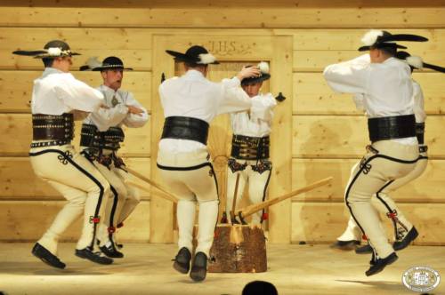 lamus-dworski: Zbójnicki (adj.) - traditional dance from the mountainous regions of 