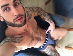 hairymacho:  http://hairymacho.tumblr.com/