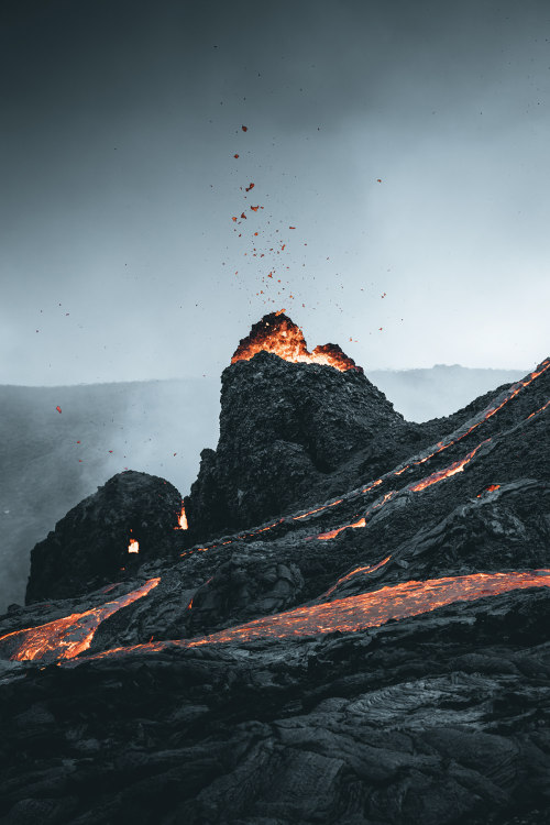 escapekit:  NEW EARTH Iceland-based photographer Thrainn Kolbeinsson shares absolutely stunning shots of an erupting volcano in Iceland. He has spent the last 6 days at the eruption site where he captured these images. For more updates and images, head