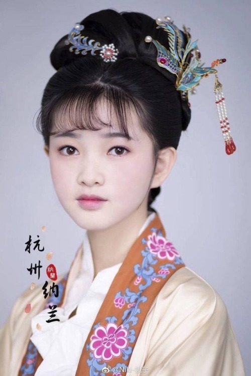 Traditional Chinese hanfu, hairstyle, and accessories.