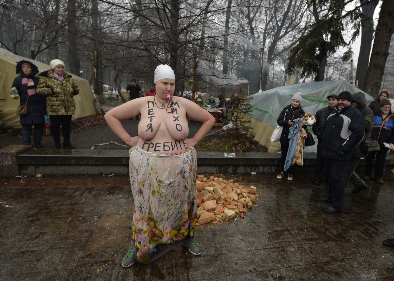 FEMEN. Una joven con un remo envía un mensaje a Petro y Mikheil parodiando a la famosa estatua soviética “Una niña con un remo” en el Saakashvili Maidan en Kiev. Este mensaje fue amplio y lacónico: “¡Vete al carajo!” estaba dirigido al presidente de...