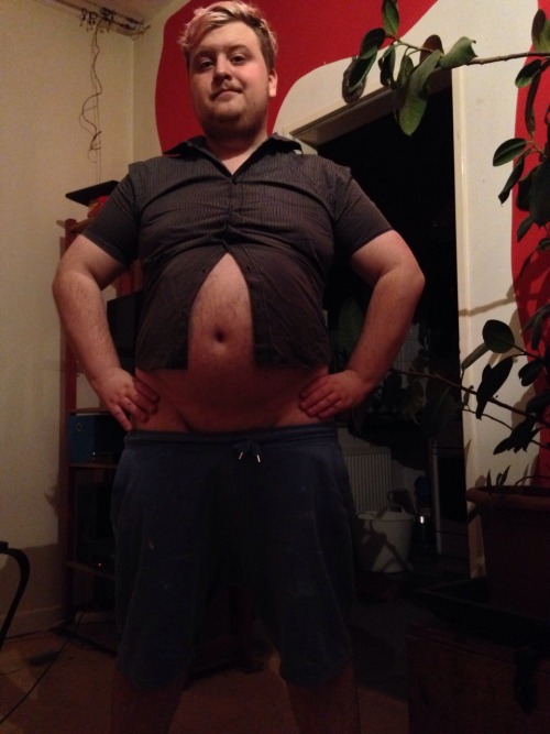 keepembloated: stretchmarkgainer: finally popped some buttons on a shirt! Looking good… looki