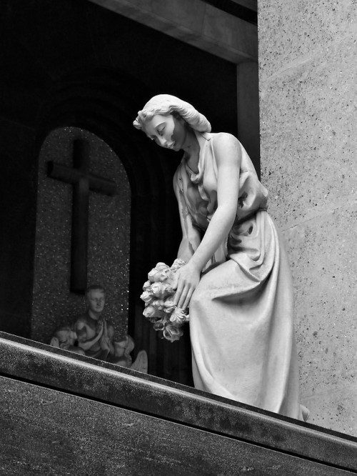 skull-designs:  Humility.  Cimitero Monumentale di Staglieno, Genoa. 