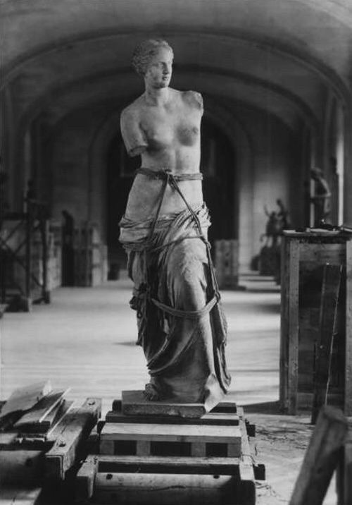 artaslanguage:Venus de Milo being evacuated from the Louvre before the German invasion [WW2]