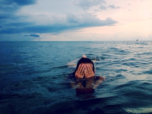 petah-l: rehlaxe:  flowarei:  kaleido-scope-kid:  Hehe I ran straight to the ocean when I got home. 