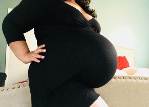 boobsandbabybumps:  preggoalways: What woman doesn’t need a little black dress I don’t k