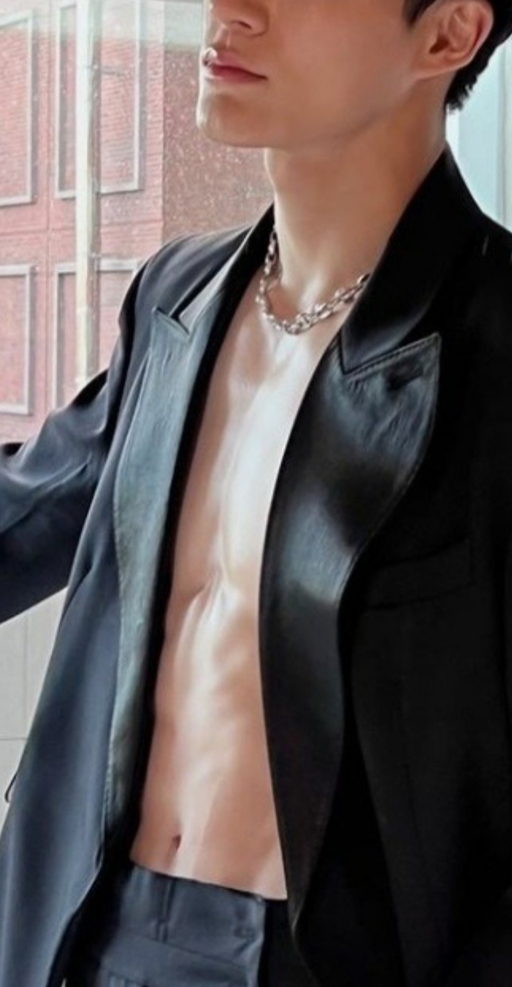 OH MA GAWD HES ACTUALLY NAKED