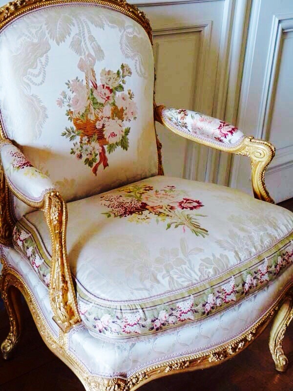 lesliaisonsdemarieantoinette:  LES LIAISONS DE MARIE ANTOINETTE : AN ARMCHAIR FROM