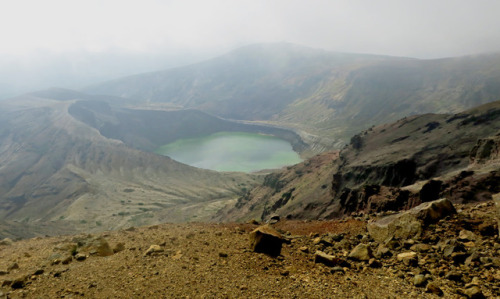 happy-geology:蔵王火山の中央火口湖「御釜」とそれを囲む馬の背カルデラ壁（3.5万年前以降に形成；伴ほか, 2015）　山形・宮城県境The crater lake O-ka-ma (“t