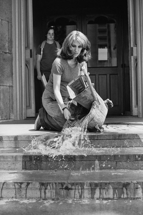 cavernedeplaton: Mierle Laderman Ukeles, Washing, performances 1973-73.