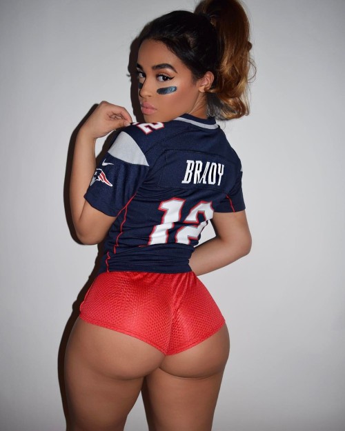 antisellout: gisellelynette    I WOULD EAT THAT ASS UP!