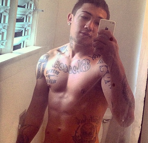 hunk808:  diamondkidd808:  #TEAMHAWAII   Who is this guy??????