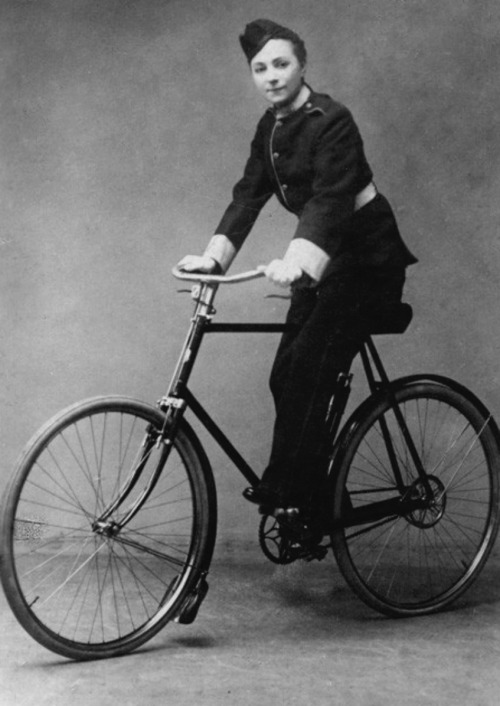 vestatilleys:Vesta Tilley with her bicycle, 1900′s.