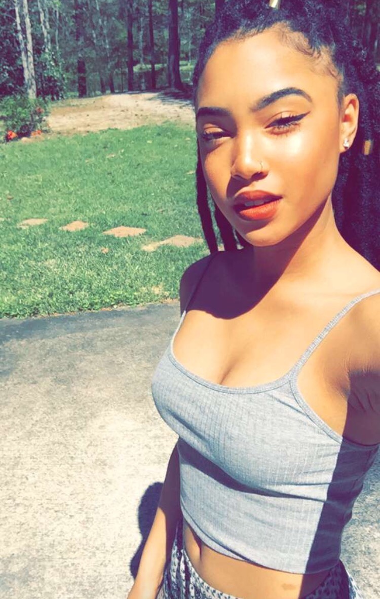 bombshellssonly:  @syddpink 