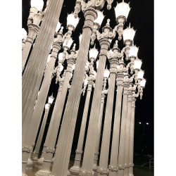 Summer nights &amp; city lights 💋    #california #losangeles #summernights #citylights #latergram #urbanlights #lacma #leighbeetravel #art #beverlyhills #takemeback #brightlights  (at Urban Light)