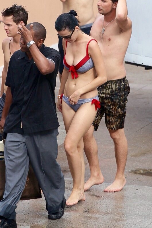 gotcelebsnaked:  Katy Perry - bikini candids in Bahamas. (07/19/10) 