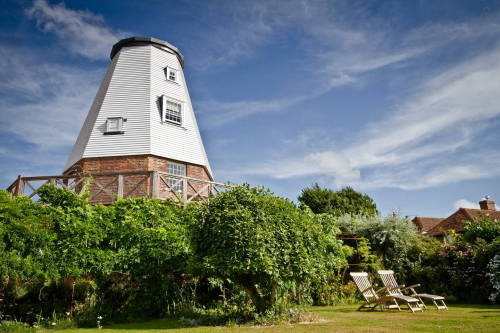gravity-gravity:  Old Smock Windmill in Kent via Airbnb