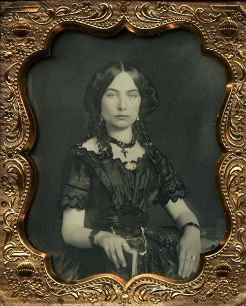 nineteenthcenturyimagespeople:  Victorian beauty holding a book (via Pinterest) 