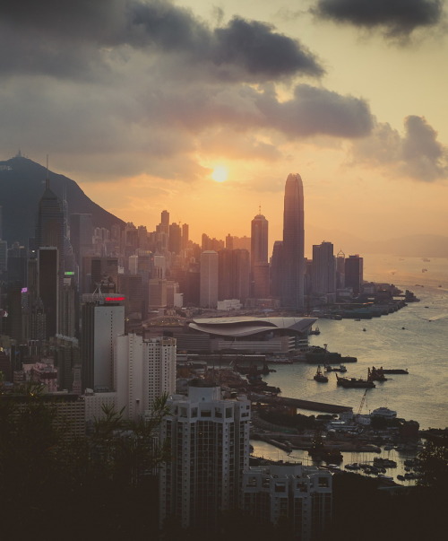Sunset in the harbour, Hong Kong, China (by d3sign).
