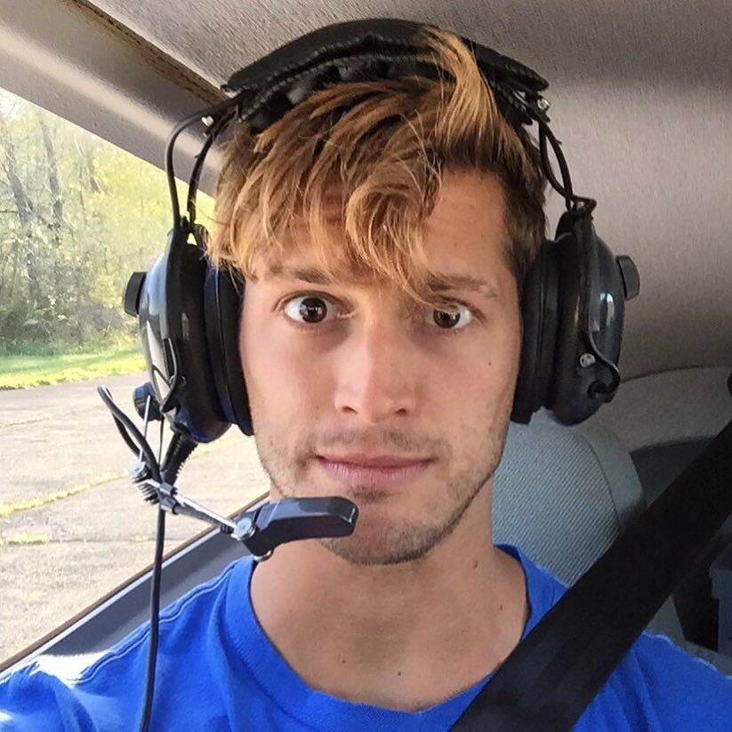 malefeed:   maxisms: This is your #captain speaking. I’m not wearing any #pants.