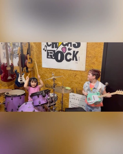 Our youngest ChiquitasRock having a great time while learning music 🎶💕🤘🏼🎸🎹
#chicasrock #chicasrockcc #chiquitasrock #coolestgirlsintown #inspire #create (at Chicas Rock Music Camp)
https://www.instagram.com/p/CnsbQq3rkjr/?igshid=NGJjMDIxMWI=