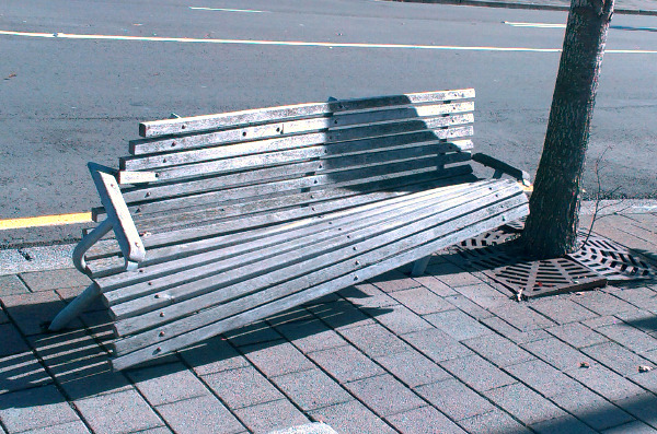 plaidcushion:  Today i saw a bench that looked like it was supposed to be a really