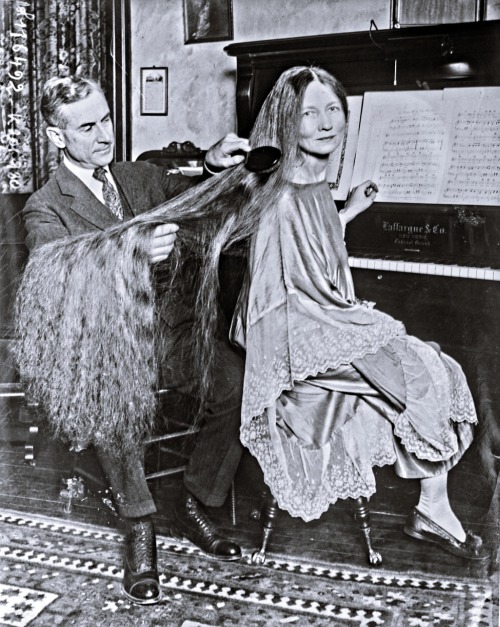 Mme Ernest Morsell, de Clarendon en Virginie, et sa chevelure de cinq pieds de long, 1927.